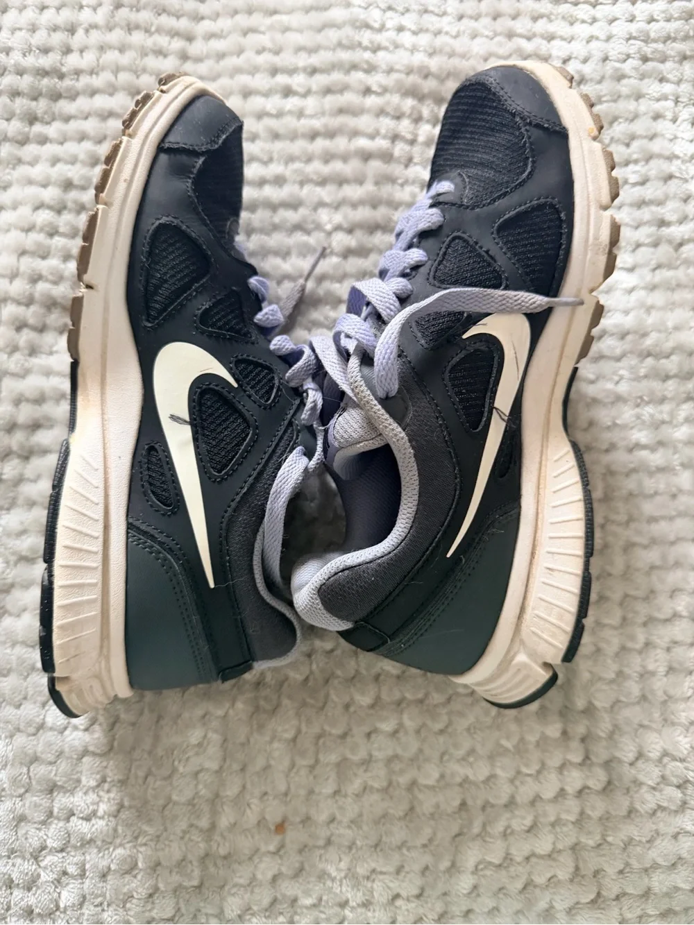 Nike Women’s Black Sneakers with Light lilac Laces